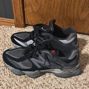 New Balance Men's Black and Gray Athletic Sneakers